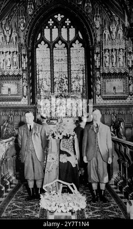 PICTURE BY WIRE ESTATE WORKERS GUARD THE KING AS HE LIES IN STATE IN SANDRING HAM CHUREH 9-2-52 His Majesty King George V1.is now lying in state in a simple oak coffin draped with the Royal Standard and covered with three wreaths - from the Queen, Queen Mother and Princess Margaret - in the Sandringham Estate Church of St. Mary Magdalene. By the light of four candles, gamekeepers from the Royal Estate have kept watch all night over it. They now continue to keep. their silent vigil as estate workers and tenant's file past the coffin today. The King rests on the sport where King George V had lai Stock Photo