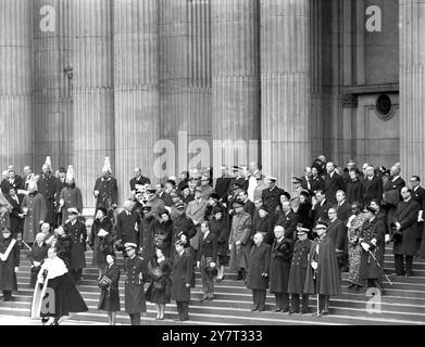 DE GAULLE HAS A WORD FOR QUEEN JULIANA London, England UK : The scene on the steps of St Paul's Cathedral today after the State Funeral service of Sir Winston Churchill, and this picture shows HM Queen Elizabeth II, Members of the British Royal Family and heads of state watching the coffin of Sir Winston leave the Cathedral.  Identified, front row left to right, HM Queen Elizabeth II; HRH Duke of Edinburgh, HM Elizabeth the Queen Mother and HRH Prince of Wales.  Behind the Prince of Wales are left to right : HRH Princess Margaret, Countess Snowdon and the Earl of Snowdon.  Third row : HRH Prin Stock Photo