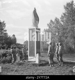 MAJ.-GEN. HEUBNER AND U.S. SOLDIERS AT WWI MEMORIAL IN FRANCE 1944 PHOTO SHOWS:-  Maj.-Gen. Heubner stands by the Soissons-Chateau-Thierry memorial to the 1st. American Division of World War I. 2 September 1944 Stock Photo