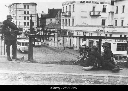 GERMANS IN RIGA , LATVIA : A GERMAN MACHINE GUN EMPLACEMENT ON TOP A HILL OVERLOOKING A MAIN ROAD IN RIGA. 15 AUGUST 1940 Stock Photo