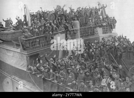British prisoners of war arriving at Hull from Germany, WW1 Stock Photo ...