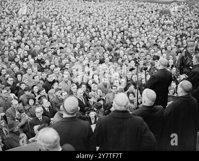 SILENT MARCH TO TRAFALGAR SQUARE -- CATHOLICS ASSMEBLE ON SCHOOLS ISSUE . Pictured here are catholic men and women kneeling as they are blessed by Cardinal Griffin (right, at microphone), today in Trafalgar Square, London. the assembly concluded is a  ' silent march ' of Roman Catholics from 6 districts of London. Organised by the Knights of Saint Columba, the purpose of the march and the service was ' to seek divine guidance and to express publicly concern over the crisis affecting catholic schools. Thousands gathered around the plinth of Nelsons column after marching to the square. as Cardin Stock Photo