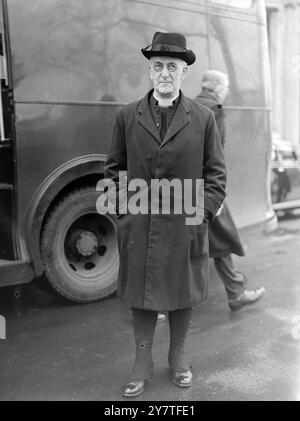 PRIMATE GIVES EVIDENCE TO CAPITAL PUNISHMENT COMMISSION 3 February 1950  The Archbishop of Canterbury, Dr Geoffrey Fisher, pictured today (Friday) as he arrived at No11 Carlton House Terrace, London to give evidence before the Royal Commission on Capital Punishment. Stock Photo