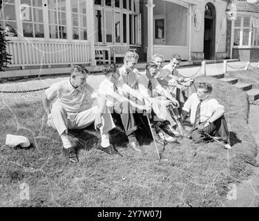 Sunningdale , Berkshire, England : Three American junior golfers, who meet an England junior team at Sunningdale tomorrow and Thursday,chatting iwth their opponents as sunshine blazed down on the course during a practice session today. From left to right are: Ronnie Schwarzel, from Pittsburgh (US); Keith Warren (England); Foster Bradley, from California; Norman Jenson (England); Allen Geiberger from California, and Peter Wood (England). In front is Garry Gibberson (England).31 August 1954 Stock Photo