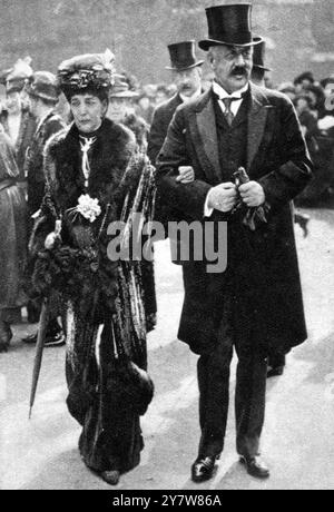 The marriage of Lady Dorothy Cavendish and Mr Harold Macmillan, late of the Grenadier Guards. Queen Alexandra, with the Duke of Devonshire, father of the bride.1 May 1920 Stock Photo