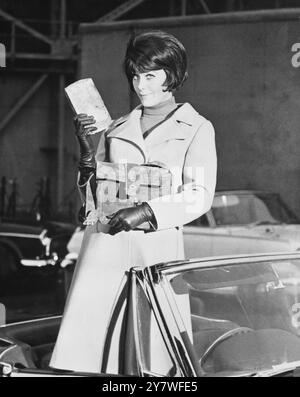 The Avengers Linda Thorson as Tara King making her debut as the leading lady in the Avengers. Packing a brick in her handbag.  13 September 1968  ©TopFoto Stock Photo