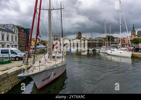 Stralsund, Segelboote im Querkanal, Altstadt, Mecklenburg-Vorpommern, Deutschland *** Stralsund, Sailing boats in the Querkanal, Old Town, Mecklenburg-Vorpommern, Germany Stock Photo