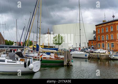 Stralsund, Segelboote im Querkanal, Altstadt, Ozeaneum Stralsund, Mecklenburg-Vorpommern, Deutschland *** Stralsund, Sailboats in the Querkanal, Old Town, Ozeaneum Stralsund, Mecklenburg-Vorpommern, Germany Stock Photo