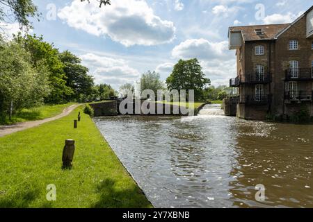 Coxes Lock and historic flour mill, now converted to apartments, on the River Wey Navigations in Addlestone, Surrey Stock Photo