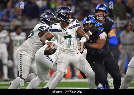 DETROIT, MI - SEPTEMBER 30: Seattle Seahawks QB Geno Smith (7) in the pocket during the game between Seattle Seahawks and Detroit Lions on September 30, 2024 at Ford Field in Detroit, MI (Photo by Allan Dranberg/CSM) Stock Photo