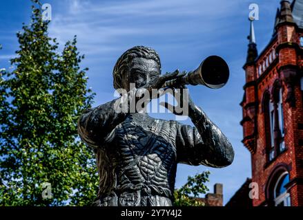 Figure of the Pied Piper at the Pied Piper Fountain in Osterstraße, old town of Hameln, Lower Saxony, Germany Stock Photo