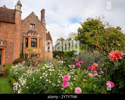 Chenies Manor Garden in September, seen from the rose lawn withwhite marguerites and Dahlia 'Karma Prospero', Dahlia 'Labyrinth' , and Cosmos. Stock Photo