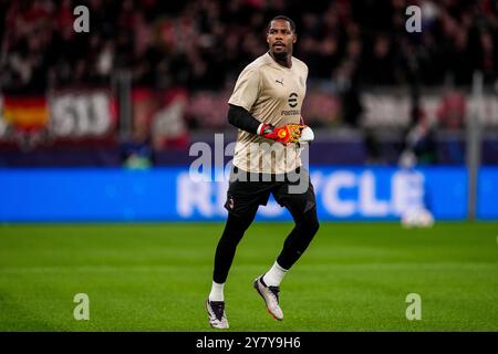 LEVERKUSEN, GERMANY - OCTOBER 1: AC Milan goalkeeper Mike Maignan warms up prior to the UEFA Champions League 2024/25 League Phase MD2 match between Bayer 04 Leverkusen and AC Milan at BayArena on October 1, 2024 in Leverkusen, Germany. (Photo by Rene Nijhuis) Stock Photo