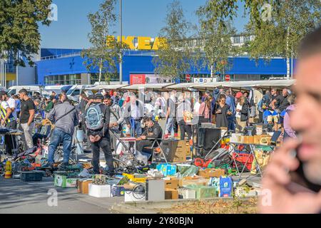 Flohmarkt auf dem IKEA-Parkplatz, Alboinstraße, Schöneberger Staße, Tempelhof, Tempelhof-Schöneberg, Berlin, Deutschland Stock Photo