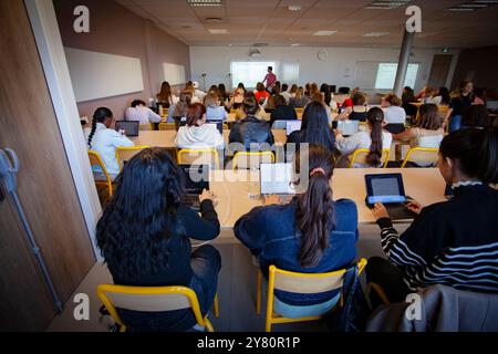 Lyon, Bron (central-eastern France), Lumière University Lyon 2, 'Porte des Alpes' campus: lesson in a classroom with a group of Psychology undergradua Stock Photo