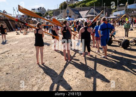 Pilot Gig crews carrying their oars waiting to board their Pilot Gigs for Women's Newquay County Championships Cornish Pilot Gig Rowing event at Newqu Stock Photo