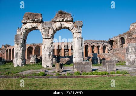 Anfiteatro campano edificato sul modello del Colosseo di Roma / Campanian amphitheater built on the model of the Colosseum in Rome Stock Photo