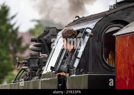 02.10.2024 Am Bahnhof West im Ostseebad Kühlungborn im Landkreis Rostock in Mecklenburg-Vorpommern wird eine Dampflokomotive für die Weiterfahrt mit einem Personenzug nach Heiligendamm und Bad Doberan vorbereitet. Die Bahn ist die legendäre Bäderbahn Molli, eine dampfbetriebene Schmalspurbahn. Ihre Spurweite beträgt 900 Millimeter. Hier schaut das Personal auf dem Führerstand der Lok und beobachtet das Signal. Kühlungsborn Mecklenburg-Vorpommern Deutschland *** 02 10 2024 A steam locomotive is being prepared for its onward journey with a passenger train to Heiligendamm and Bad Doberan at the W Stock Photo