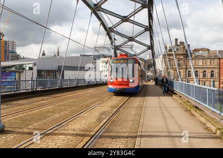 Sheffield supertram passing over Park Square Bridge Stock Photo