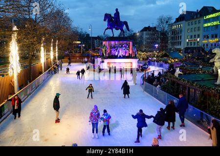 Cologne, Germany December 06 2023: ice skating at dusk on the ice rink of the christmas market heinzels wintermärchen in cologne Stock Photo