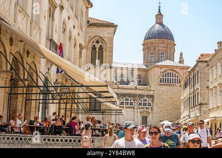 Dubrovnik Croatia,Old Town,Ulica Pred Dvorom street,Gradska kavana Arsenal restaurant,al fresco porch dining,The Cathedral of the Assumption of the Vi Stock Photo