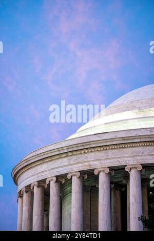 WASHINGTON DC, United States — A portion of the Jefferson Memorial's iconic dome and columns against a sky filled with wispy pink clouds just before sunrise. This neoclassical monument, inspired by the Pantheon in Rome, offers a striking view in the soft light of dawn at the Tidal Basin. Stock Photo