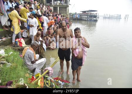 Guwahati, Guwahati, India. 2nd Oct, 2024. People offer prayer to their ancestors as part of Mahalaya on the bank of river Brahmaputra in Guwahati India on Wednesday 2nd October 2024. (Credit Image: © Dasarath Deka/ZUMA Press Wire) EDITORIAL USAGE ONLY! Not for Commercial USAGE! Stock Photo