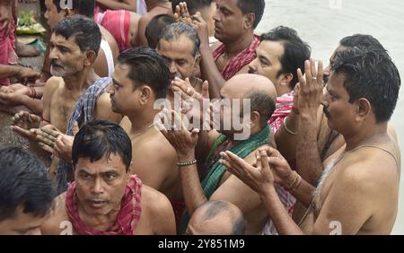 Guwahati, Guwahati, India. 2nd Oct, 2024. People offer prayer to their ancestors as part of Mahalaya on the bank of river Brahmaputra in Guwahati India on Wednesday 2nd October 2024. (Credit Image: © Dasarath Deka/ZUMA Press Wire) EDITORIAL USAGE ONLY! Not for Commercial USAGE! Stock Photo