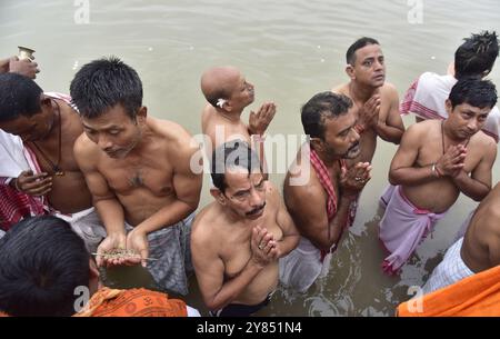 Guwahati, Guwahati, India. 2nd Oct, 2024. People offer prayer to their ancestors as part of Mahalaya on the bank of river Brahmaputra in Guwahati India on Wednesday 2nd October 2024. (Credit Image: © Dasarath Deka/ZUMA Press Wire) EDITORIAL USAGE ONLY! Not for Commercial USAGE! Stock Photo