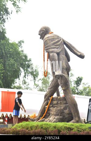 Guwahati, Guwahati, India. 2nd Oct, 2024. A child pays tribute on the statute of Mahatma Gandhi, father of the Nation as part of his 155 birth anniversary celebration which is celebrated as the Gandhi Jayanti all over India at Gandhi mandap in Guwahati on Wednesday 2nd October 2024. (Credit Image: © Dasarath Deka/ZUMA Press Wire) EDITORIAL USAGE ONLY! Not for Commercial USAGE! Stock Photo