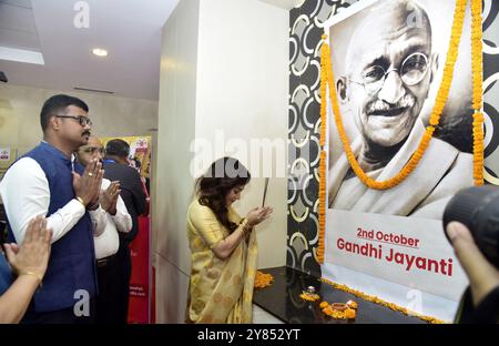 Guwahati, Guwahati, India. 2nd Oct, 2024. Actress Zerifa Wahid pays tribute on the potariot of Mahatma Gandhi, father of the Nation as part of his 155 birth anniversary celebration which is celebrated as the Gandhi Jayanti all over India in Guwahati on Wednesday 2nd October 2024. (Credit Image: © Dasarath Deka/ZUMA Press Wire) EDITORIAL USAGE ONLY! Not for Commercial USAGE! Stock Photo