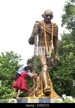 Guwahati, Guwahati, India. 2nd Oct, 2024. A child pays tribute on the statute of Mahatma Gandhi, father of the Nation as part of his 155 birth anniversary celebration which is celebrated as the Gandhi Jayanti all over India at Gandhi mandap in Guwahati on Wednesday 2nd October 2024. (Credit Image: © Dasarath Deka/ZUMA Press Wire) EDITORIAL USAGE ONLY! Not for Commercial USAGE! Stock Photo