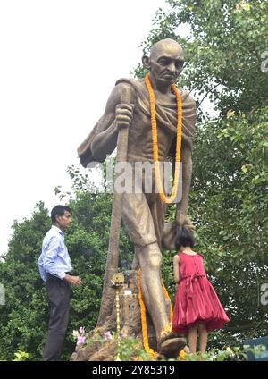 Guwahati, Guwahati, India. 2nd Oct, 2024. A child pays tribute on the statute of Mahatma Gandhi, father of the Nation as part of his 155 birth anniversary celebration which is celebrated as the Gandhi Jayanti all over India at Gandhi mandap in Guwahati on Wednesday 2nd October 2024. (Credit Image: © Dasarath Deka/ZUMA Press Wire) EDITORIAL USAGE ONLY! Not for Commercial USAGE! Stock Photo