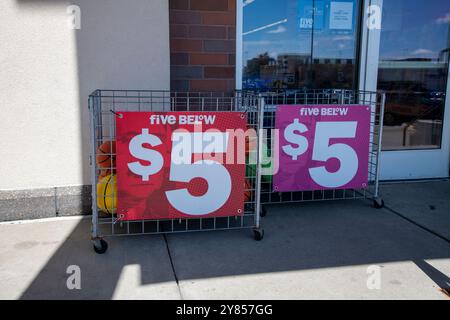 Roseville, Minnesota. Five Below is a discount store that prices most of its products at $5 or less. The chain is aimed at tweens and teens. Bargain b Stock Photo