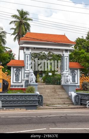 Malabe, Sri Lanka - December 4, 2021: Entrance gate of the Sri Sudharshanarama Purana Viharaya, main temple for Buddhists in Pittugala area Stock Photo