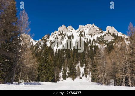 mountains-and-white-snowy-landscape-in-the-alps-in-winter-mountains-in