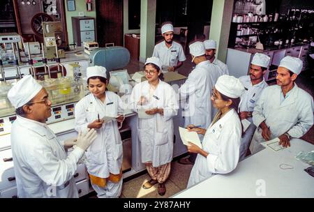 Bangladesh, Dhaka, teacher with students in pharmaceutical laboratory. Stock Photo