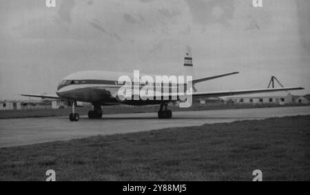 Comet Back Early -- The Comet comes in to land at London airport today.The Boac Comet which opened the world's first jet airliner service with a trip to Johannesburg on May 2 returned to London airport seven minutes ahead of schedule today May 6. It carried a full load of 36 passengers, together with mail.She leaves London again on May 9 on her second trip to Johannesburg.Boac hope to run a nine-hour comet service to New York before long. May 06, 1952. (Photo by Associated Press Photo). Stock Photo