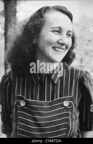 "Mary Of Arnhem" In Allied Hands First Pictures - Every man who fought on the Western Front and listened to "Mary of Arnhem" will be interested in his picture, which shows her smiling disarmingly during an interview following her detention by the Allies. "Mary of Arnhem" is in Allied hands. her silky voice, broadcasting to Allied troops, was used by Goebbels in an unsuccessful attempt to induce our men to lay down their arms. "Mary" is Hellen Sensburg, a 31-year-old brunette whose husband, a Reichswehr captain, is a prisoner of the Russians. For ten years she lived in England - at Coulsdon, Su Stock Photo