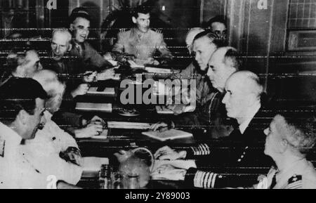 The Combined United States-British Army and Navy staff chief as they conferred at the momentous Quebec, Canada, War Conference ... left to right: Around the table are:- Lord Louis Mountbatten, chief of the British combined operations Admiral Sir Dudley Pound, First British Sea Lord and chief of the Naval Staff; General Sir Adam Brooke, chief of the British Imperial staff; Field Marshal Sir John Dill, Chairman of the British joint staff mission; Gen. Sir Hastings Isway, staff chief minister of Defence; Commander R. Coleridge; Ass't Sec'y British joint mission; Brig. Gen. J. R. Deane, Sec'y of U Stock Photo