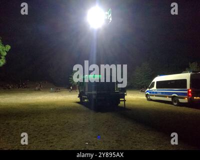 Berlin, Deutschland, Polizeieinsatz in der Hasenheide // Berlin - Kreuzberg, 04.07.2020: Die Polizei hat im Volkspark Hasenheide Scheinwerfer aufgestellt, um illegale Partys zu verhindern Jedes Wochenende versammeln sich dort hunderte Jugendliche, um dort trotz Corona zu feiern und zu tanzen Abstandsregeln werden dabei in der Regel nicht eingehalten am 05.07.2020 *** Berlin, Germany, Police operation in Hasenheide Berlin Kreuzberg, 04 07 2020 The police have set up floodlights in Volkspark Hasenheide to prevent illegal parties Every weekend hundreds of young people gather there to party and da Stock Photo