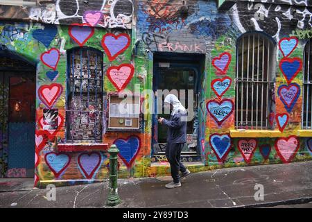 Man walking next to a graffiti wall in Hosier lane in Melbourne, Australia Stock Photo