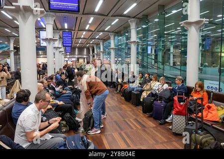 UK, England, London, St Pancras Railway Station, passengers in Eurostar International Departures lounge Stock Photo