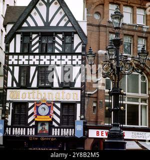 Silver-Jubillee-Plackette für Königin Elizabeth II. am Pub The George in der Strand, London, nahe der Fleet Street, England um 1986. 900200000635 Stock Photo