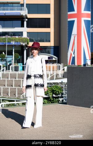 Ascot, Berkshire, UK. 4th October, 2024. It was a beautiful sunny morning as glamorous racegoers arrived at Ascot Racecourse in Berkshire for the BetMGM Autumn Friday Raceday. Credit: Maureen McLean/Alamy Live News Stock Photo