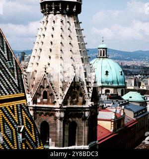 Auf dem Dach vom Stephansdom mit Blick zur Kuppel der Kirche St. Peter in Wien, Österreich um 1981. 90040000001 Stock Photo