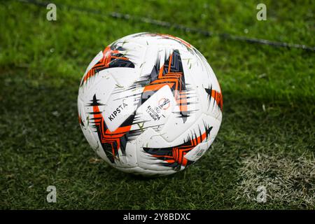 Bilbao, Euskadi, Spain. 3rd Oct, 2024. Bilbao, Spain, 03rd October, 2024: The competition ball during the 2024''“25 UEFA Europa League Group Stage Round 2 match between Athletic Club and AZ Alkmaar on October 03, 2024 at San Mamés Stadium in Bilbao, Spain. (Credit Image: © Alberto Brevers/Pacific Press via ZUMA Press Wire) EDITORIAL USAGE ONLY! Not for Commercial USAGE! Stock Photo