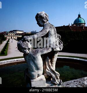 Putten im Garten von Schloss Oberes Belvedere in Wien, Österreich um 1981. 90040000085 Stock Photo