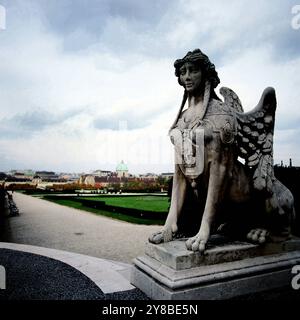 Sphinx im Garten von Schloss Oberes Belvedere in Wien, Österreich um 1981. 90040000073 Stock Photo