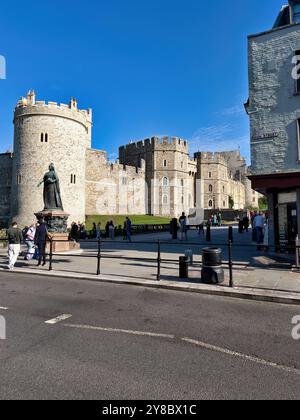 4th Oct 2024, Windsor Berkshire, UK - Tourists walking to Windsor Castle from the High street entrance Stock Photo